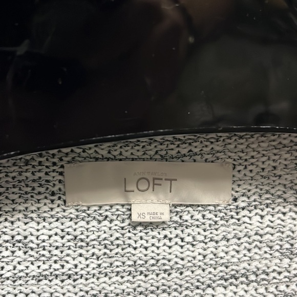 Loft- white with black crewneck sweater, back slightly longer than front - Picture 3 of 6